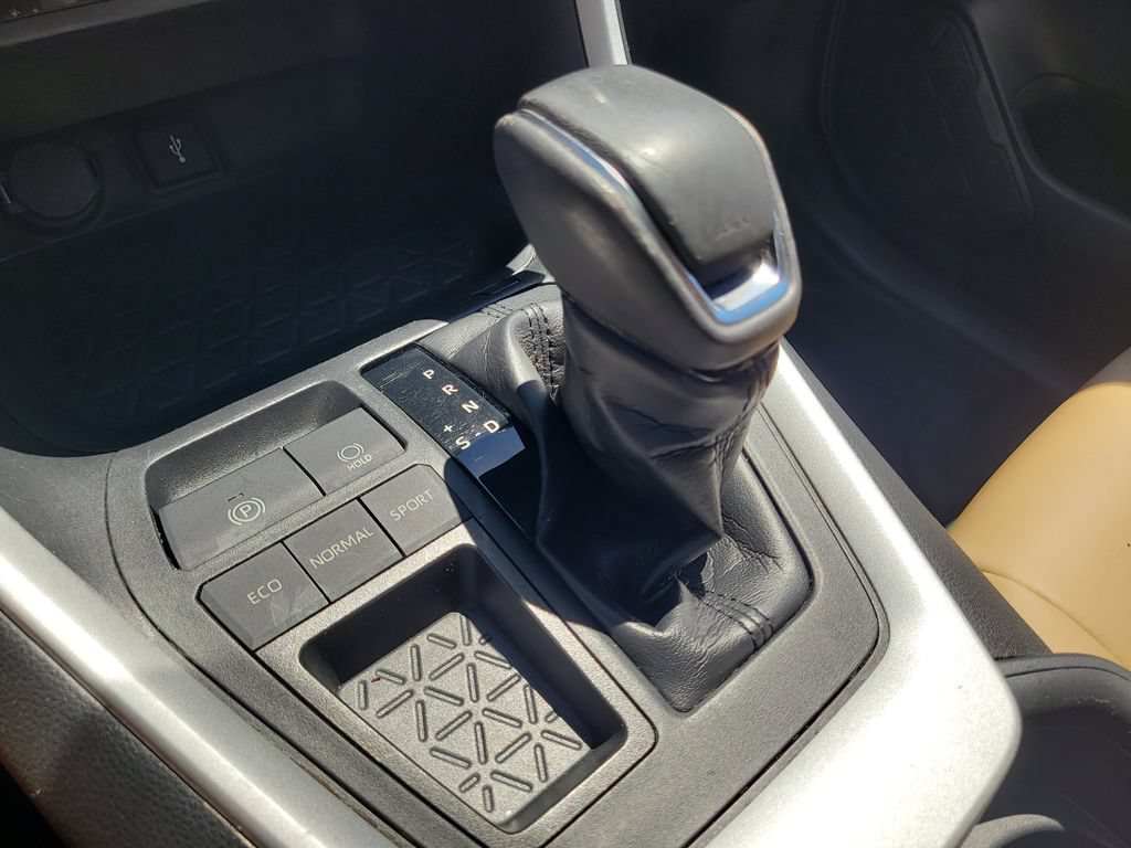 Used 2020 Toyota RAV4 XLE Premium FWD image 26