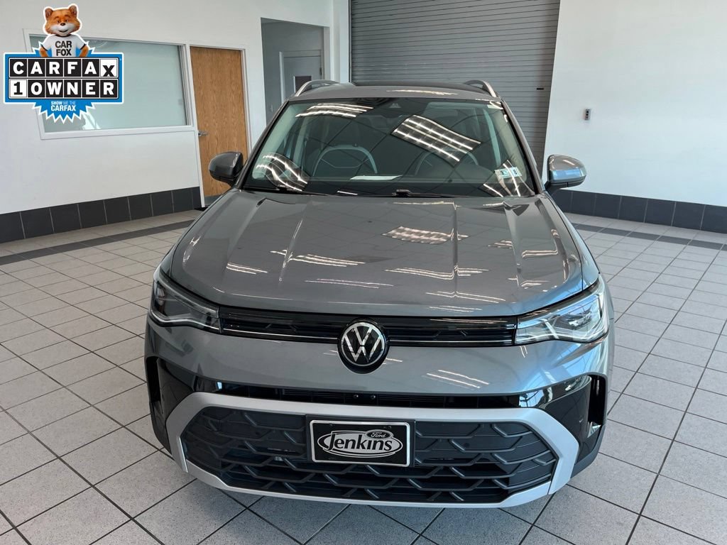 Used 2025 Volkswagen Taos SE AWD/4WD image 3