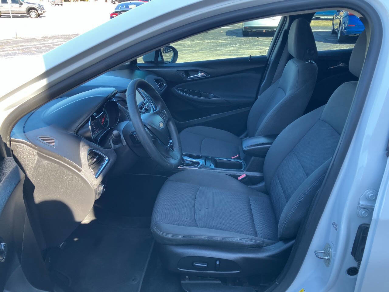 Used 2017 Chevrolet Cruze LT w/ Convenience Package FWD image 10