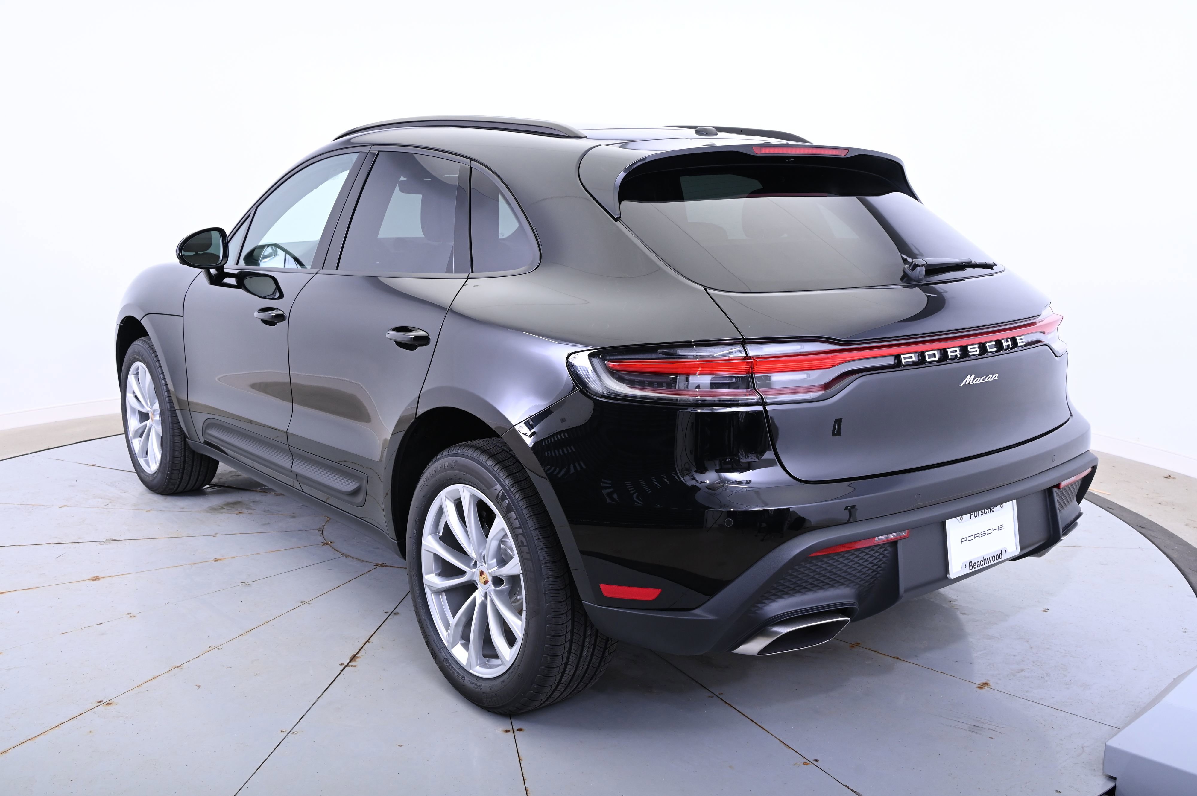 Certified 2025 Porsche Macan image 3