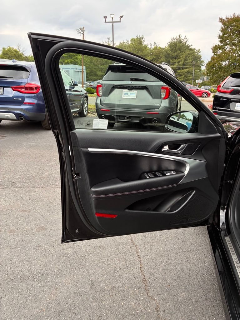 Used 2025 Genesis G70 2.5T AWD/4WD image 41