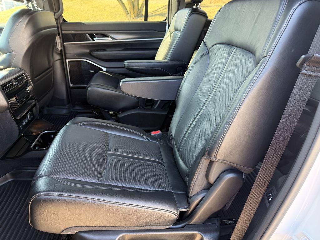 Used 2023 Jeep Wagoneer Series III w/ Premium Group I AWD/4WD image 39