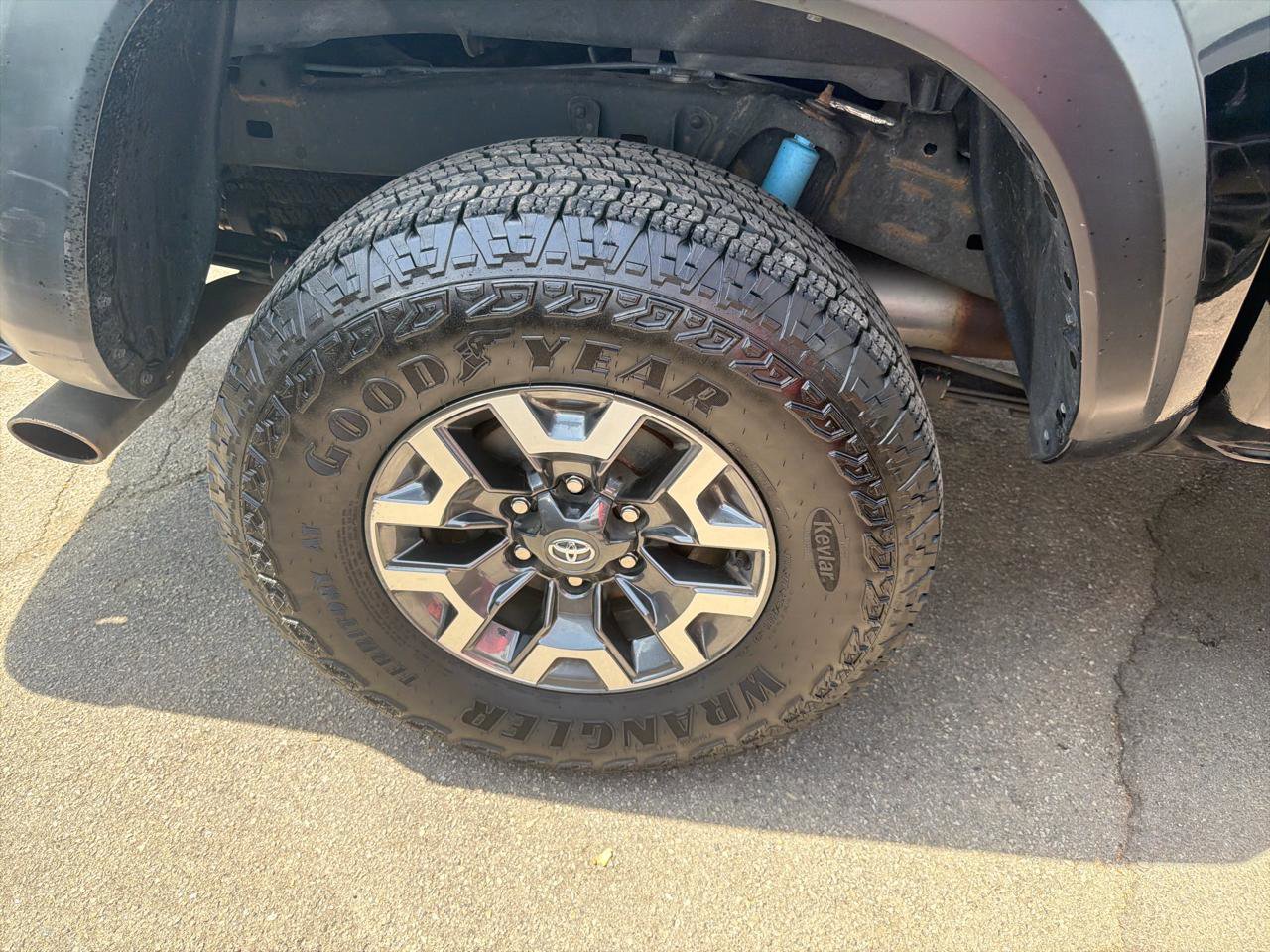 Used 2023 Toyota Tacoma TRD Off-Road w/ TRD Premium Off Road Package AWD/4WD image 5