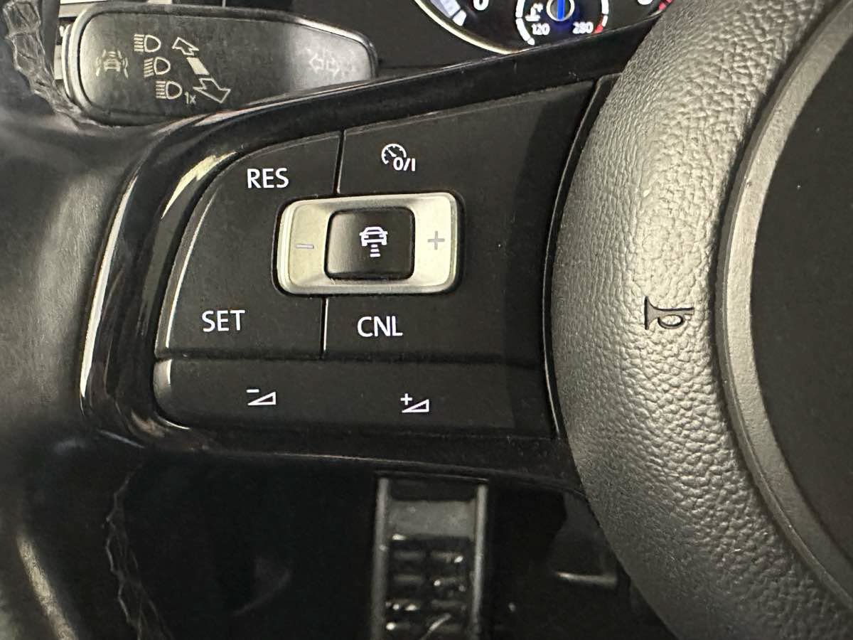Used 2017 Volkswagen Golf R 4-Door AWD/4WD image 28