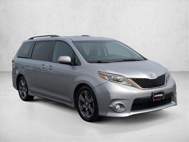Used 2017 Toyota Sienna SE w/ SE Preferred Package video 3