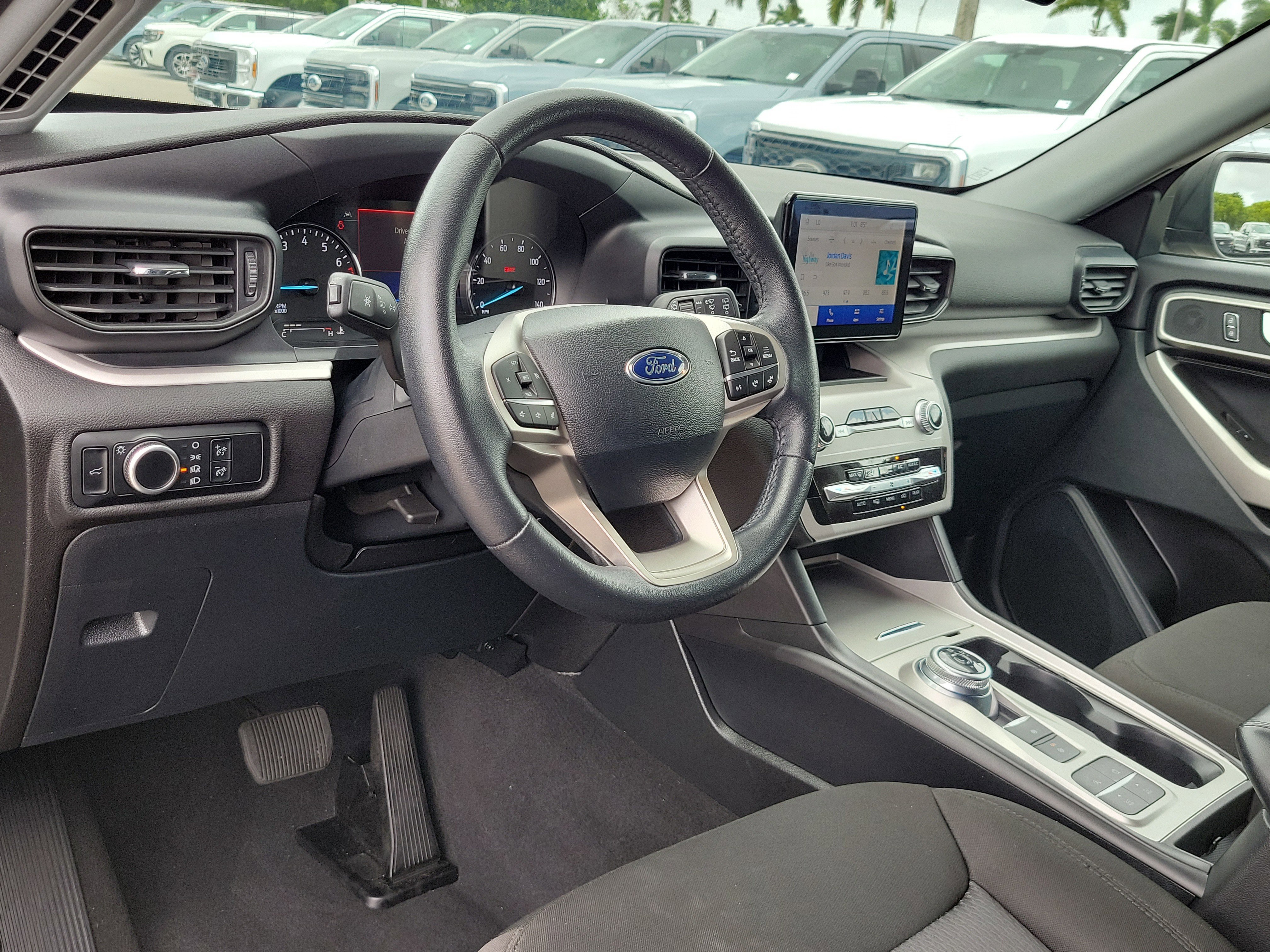 Used 2024 Ford Explorer XLT RWD image 9