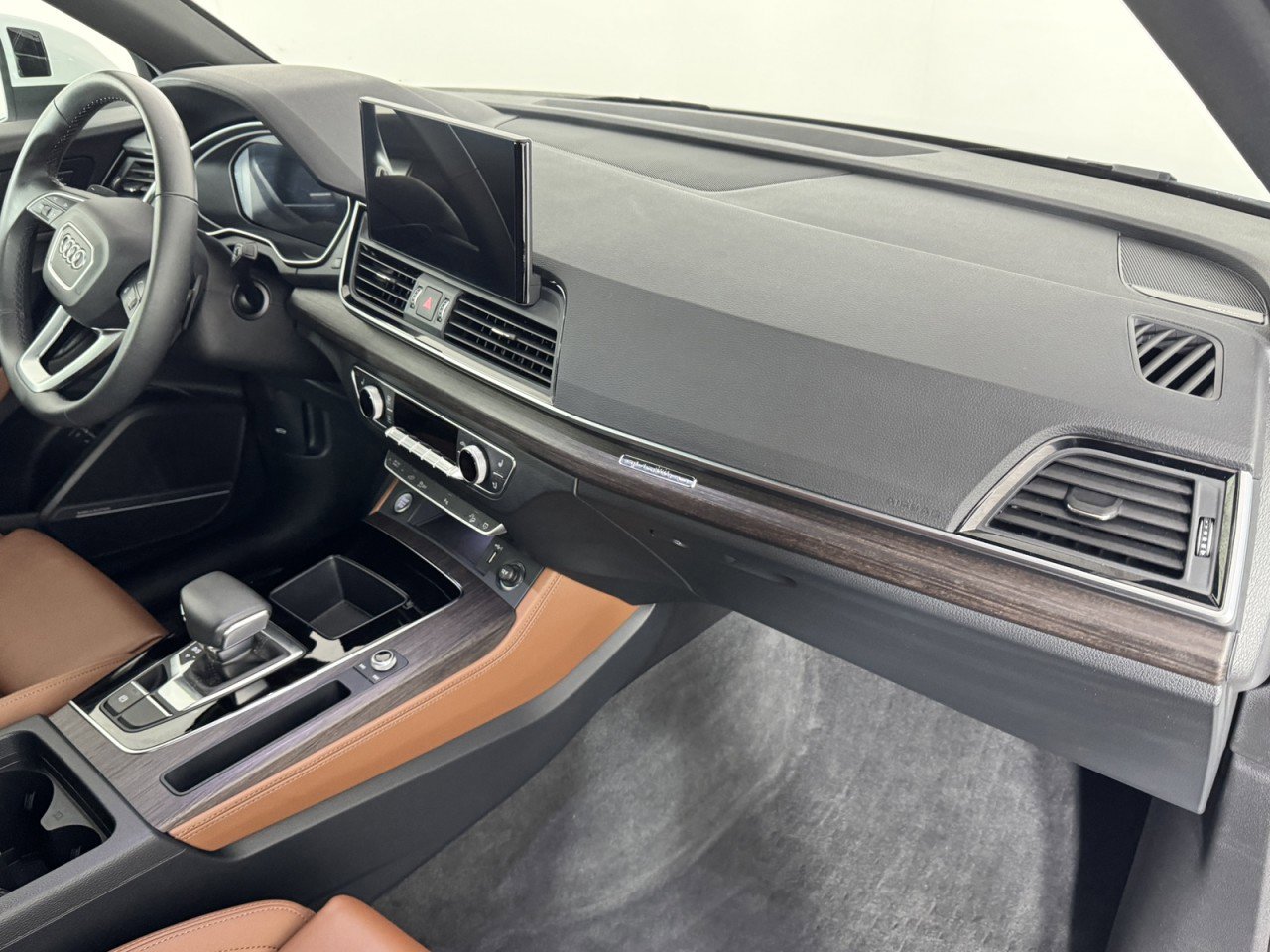 Used 2024 Audi Q5 e Premium Plus w/ Premium Plus Package image 7