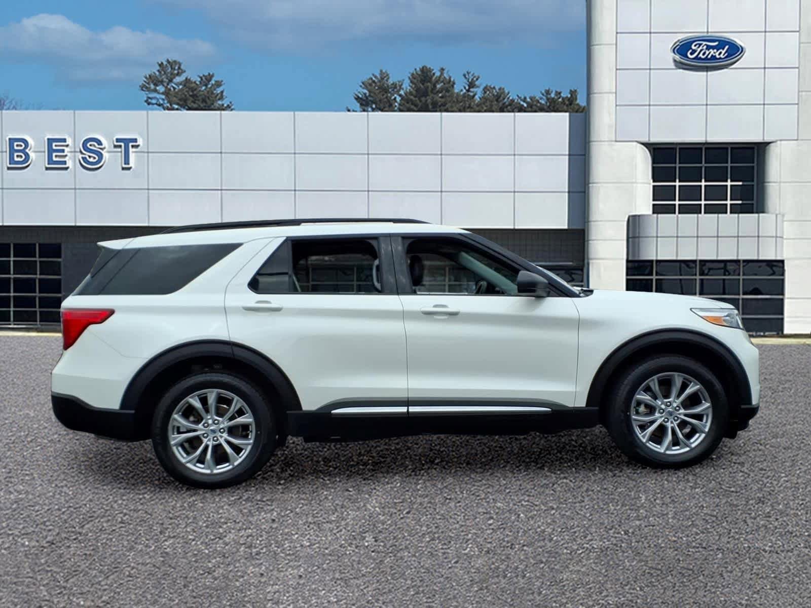 Used 2024 Ford Explorer XLT w/ Equipment Group 202A image 2