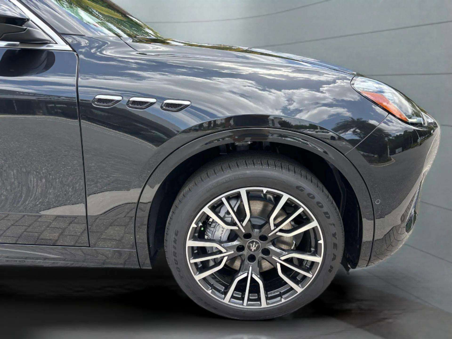 New 2025 Maserati Grecale GT image 6