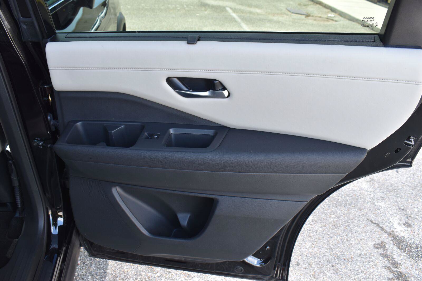 Used 2025 Nissan Pathfinder SL FWD image 61