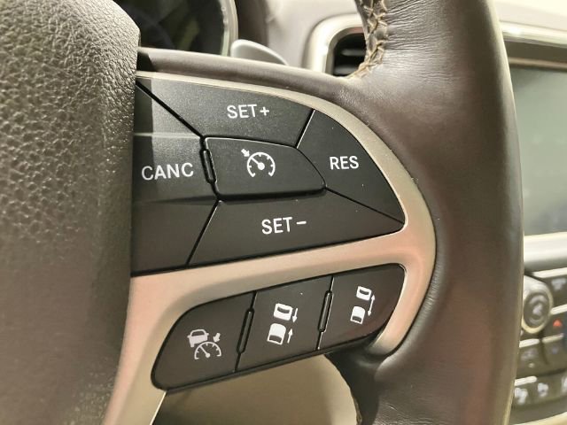 Used 2017 Jeep Grand Cherokee Overland w/ Jeep Active Safety Group image 36