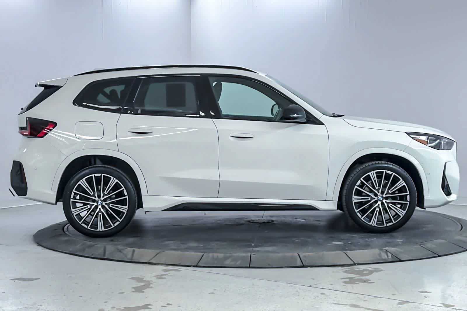 Used 2023 BMW X1 xDrive28i w/ Premium Package AWD/4WD image 8