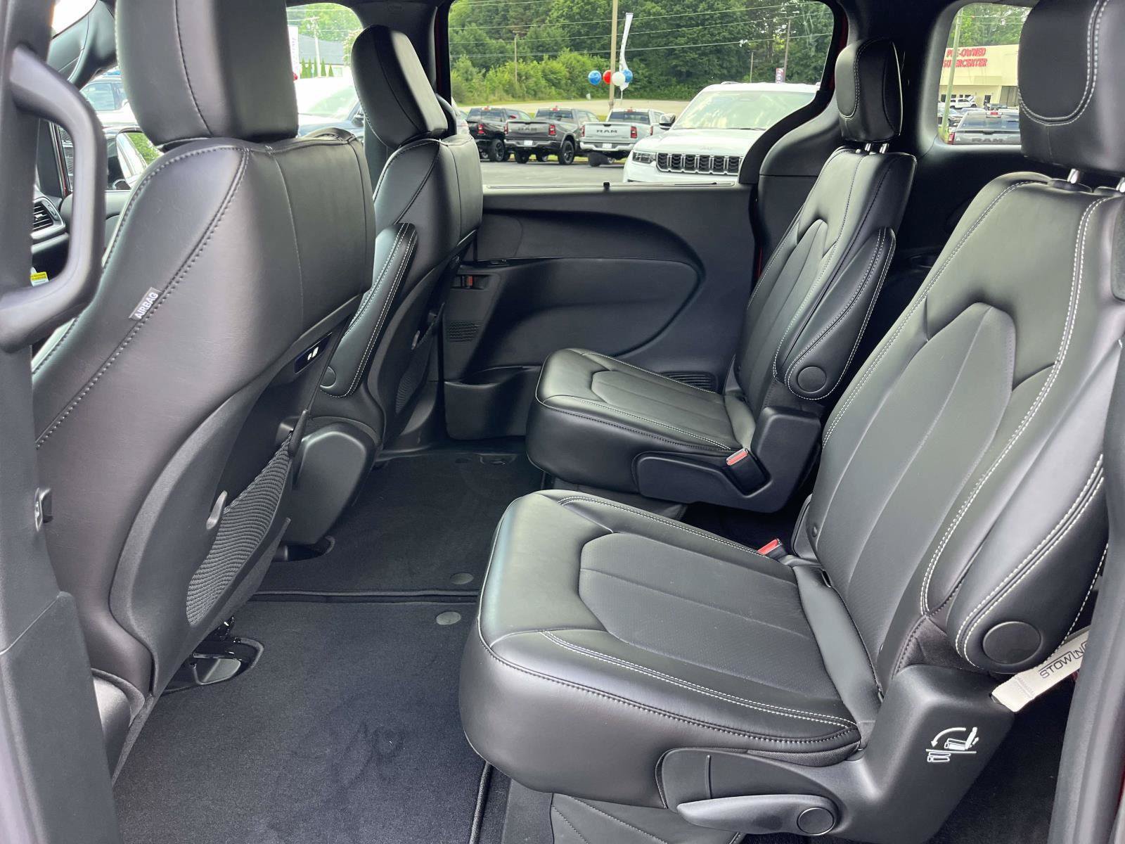 New 2027 Chrysler Pacifica Select FWD image 7
