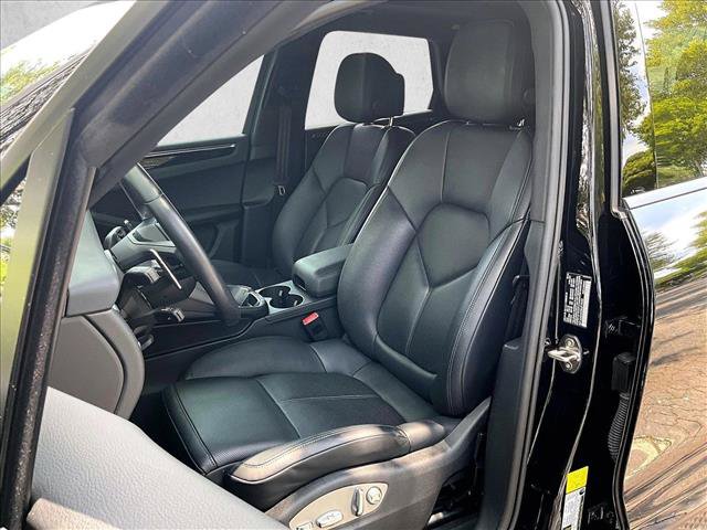 Used 2024 Porsche Macan AWD/4WD image 27
