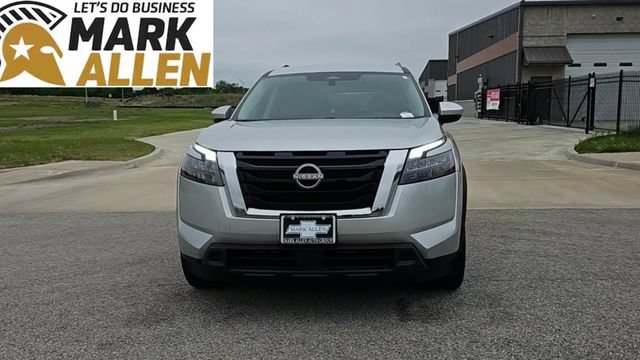 Used 2025 Nissan Pathfinder SV FWD image 3