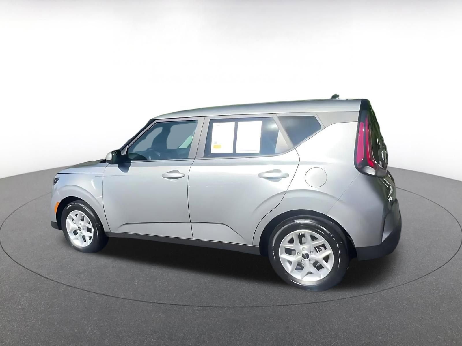 Used 2025 Kia Soul LX w/ LX Technology Package FWD image 10