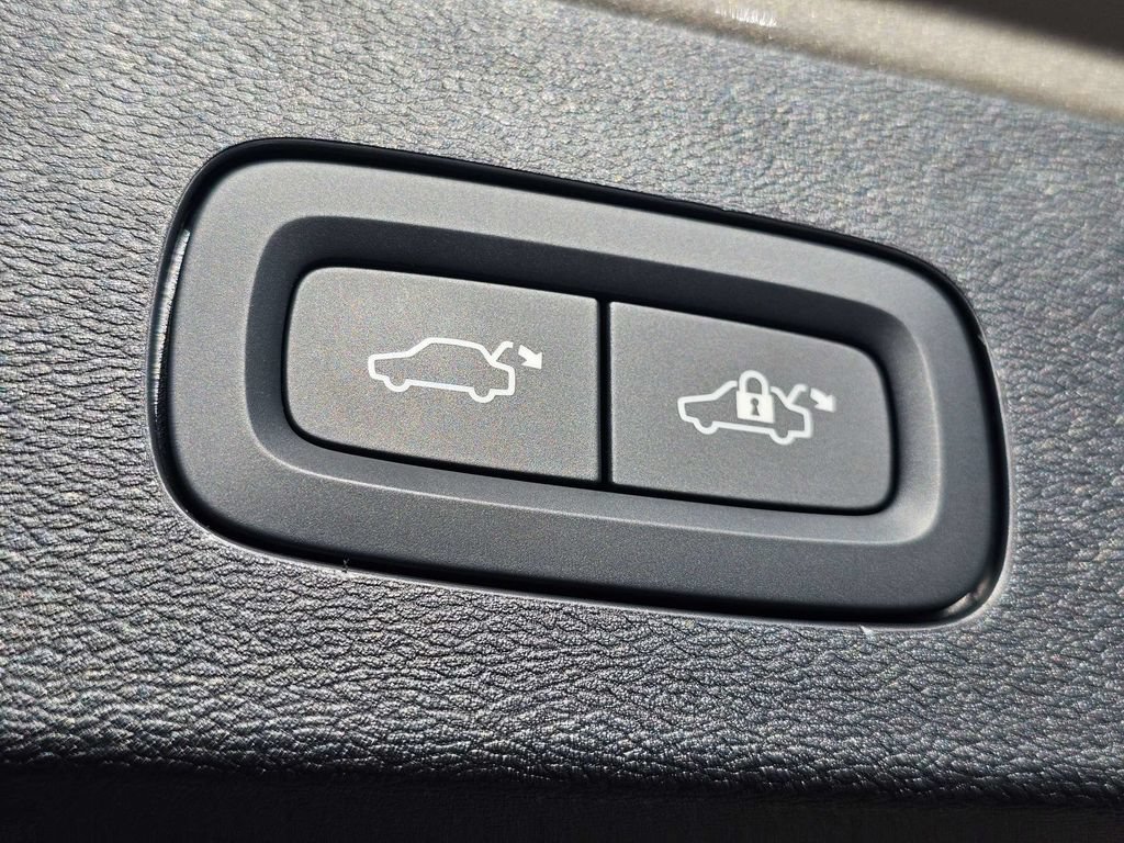 Certified 2025 Volvo V60 B5 Cross Country Plus AWD/4WD image 13