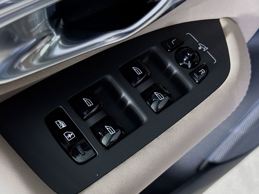 New 2026 Volvo XC90 B6 Plus w/ Protection Package Premier image 18