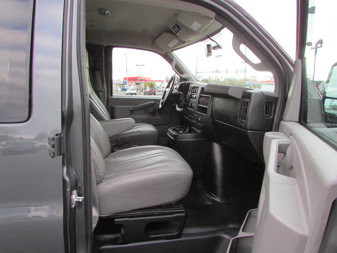 Used 2016 Chevrolet Express 3500 LS w/ Chrome Appearance Package image 6