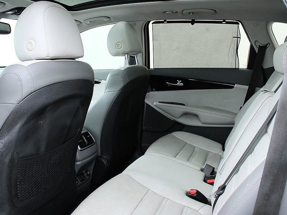 Used 2019 Kia Sorento SX image 19