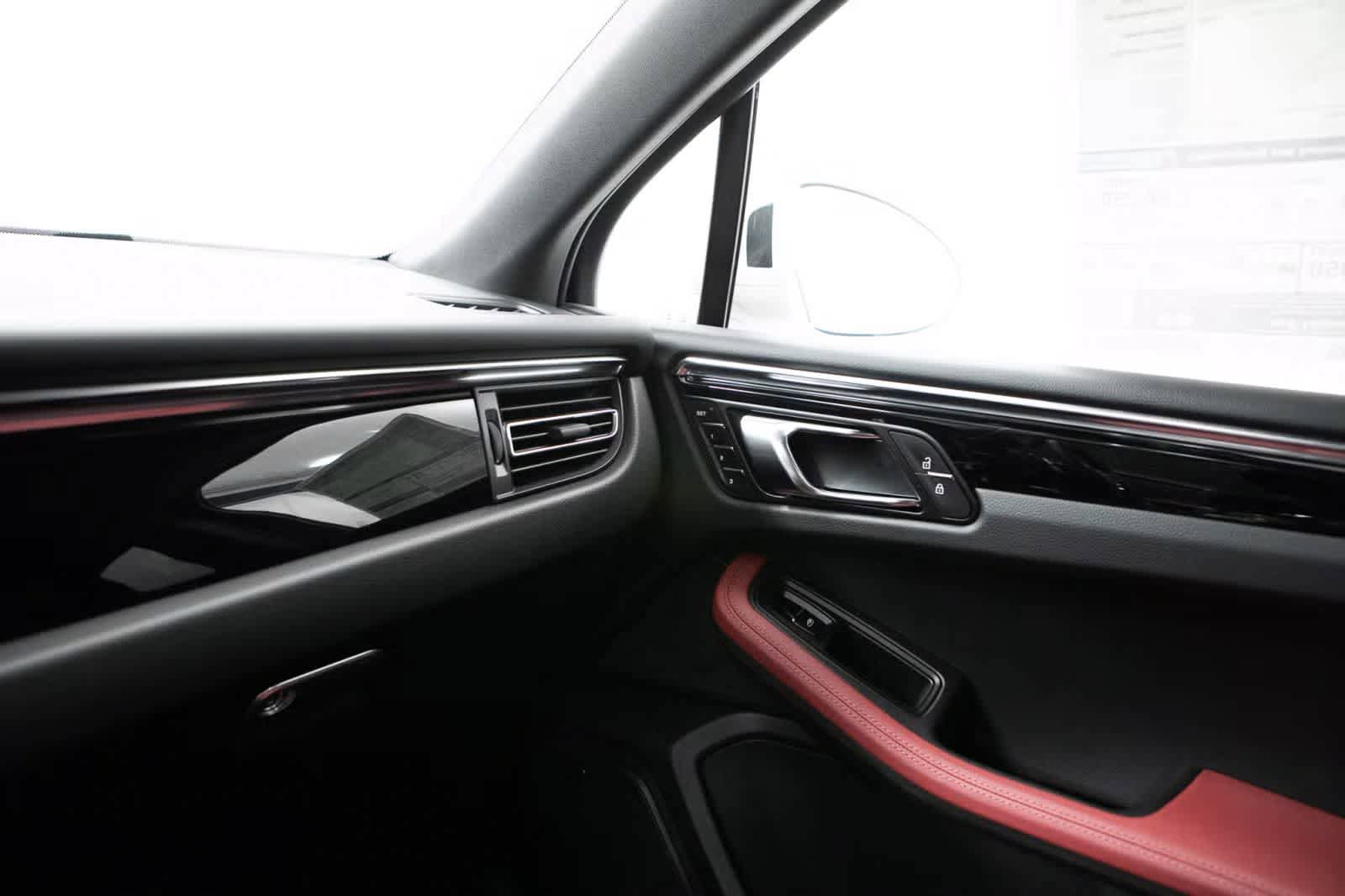 Used 2026 Porsche Macan AWD/4WD image 31