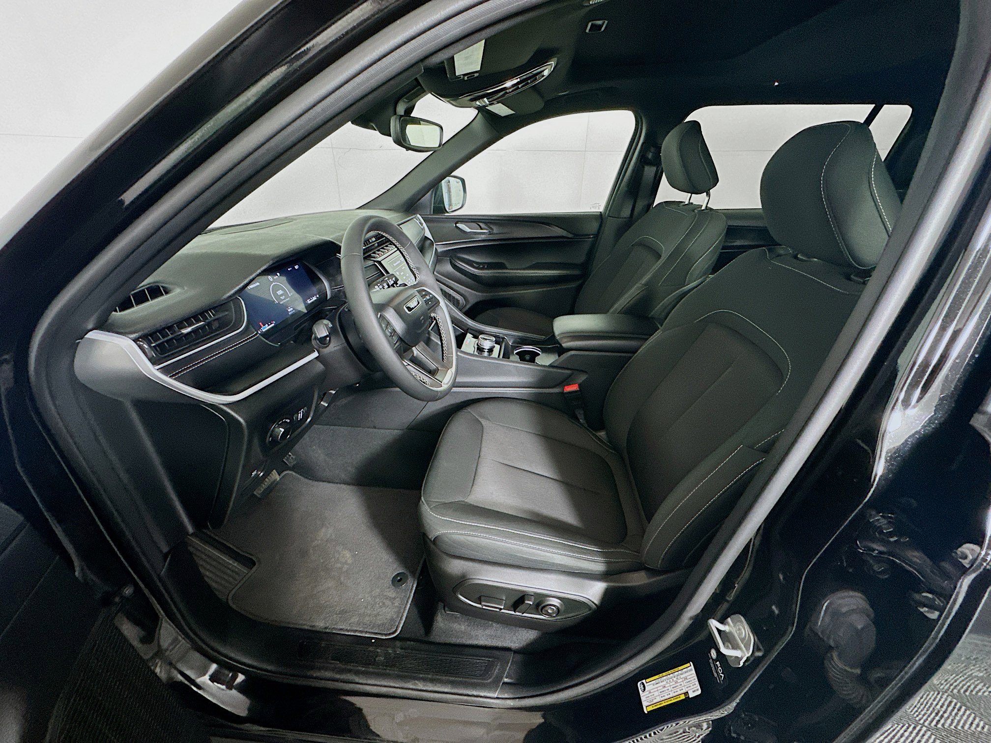 Used 2025 Jeep Grand Cherokee L Laredo image 13