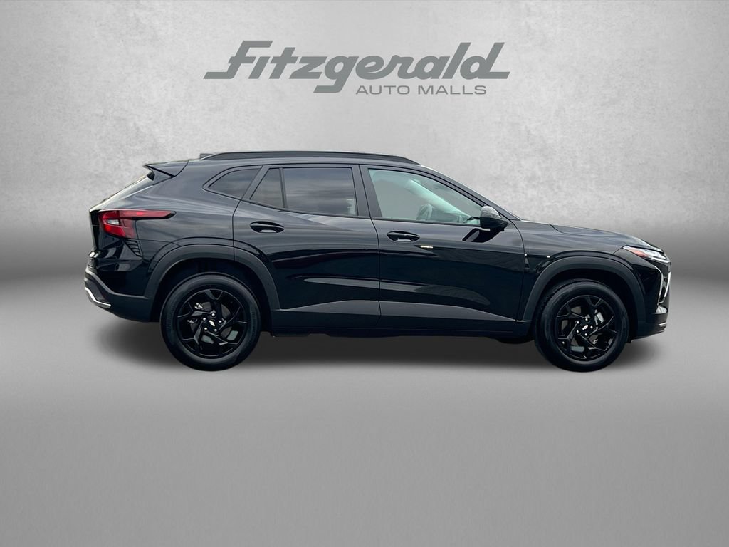Used 2025 Chevrolet Trax LT FWD image 3