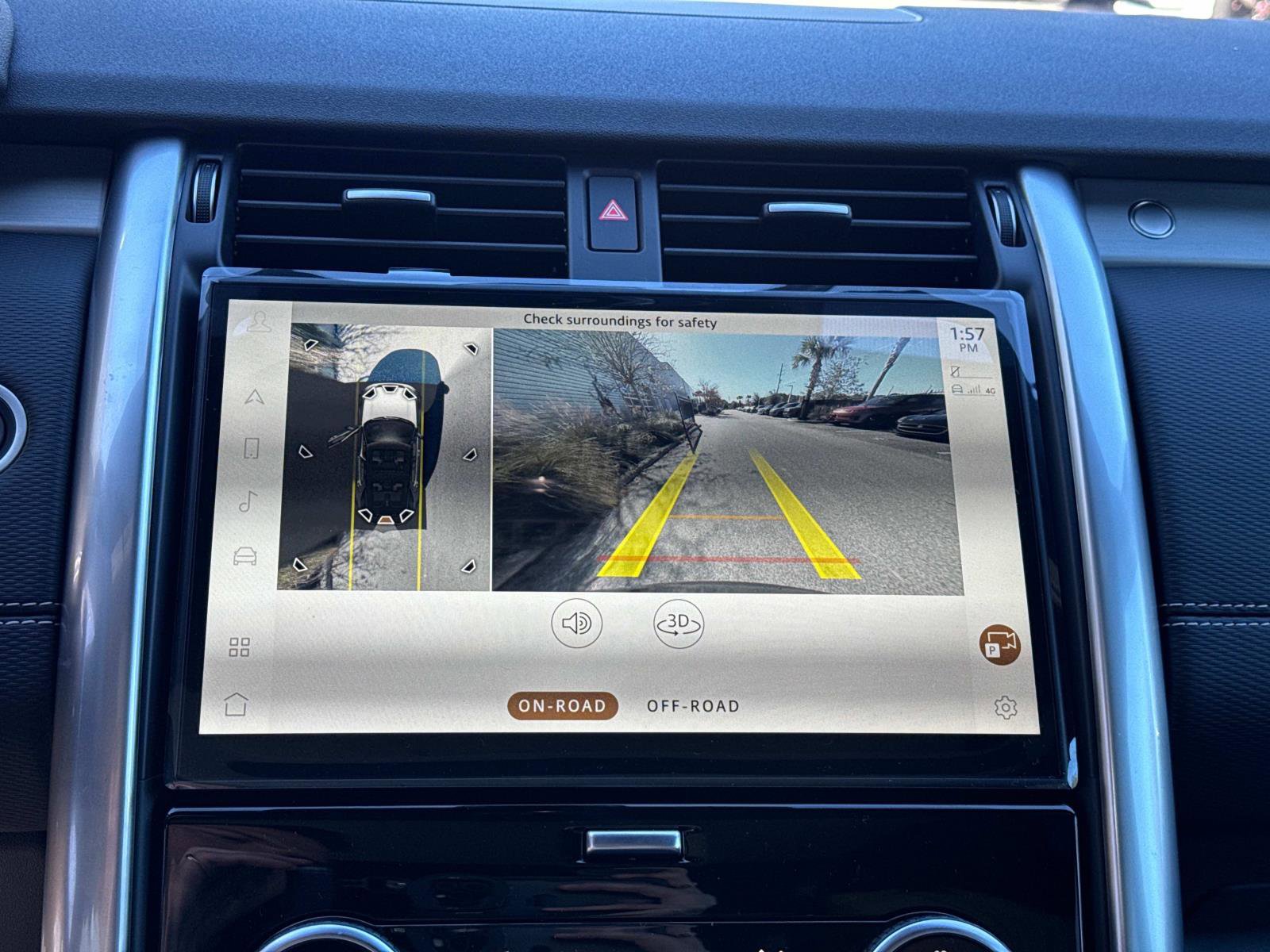 Certified 2025 Land Rover Discovery Dynamic SE image 23