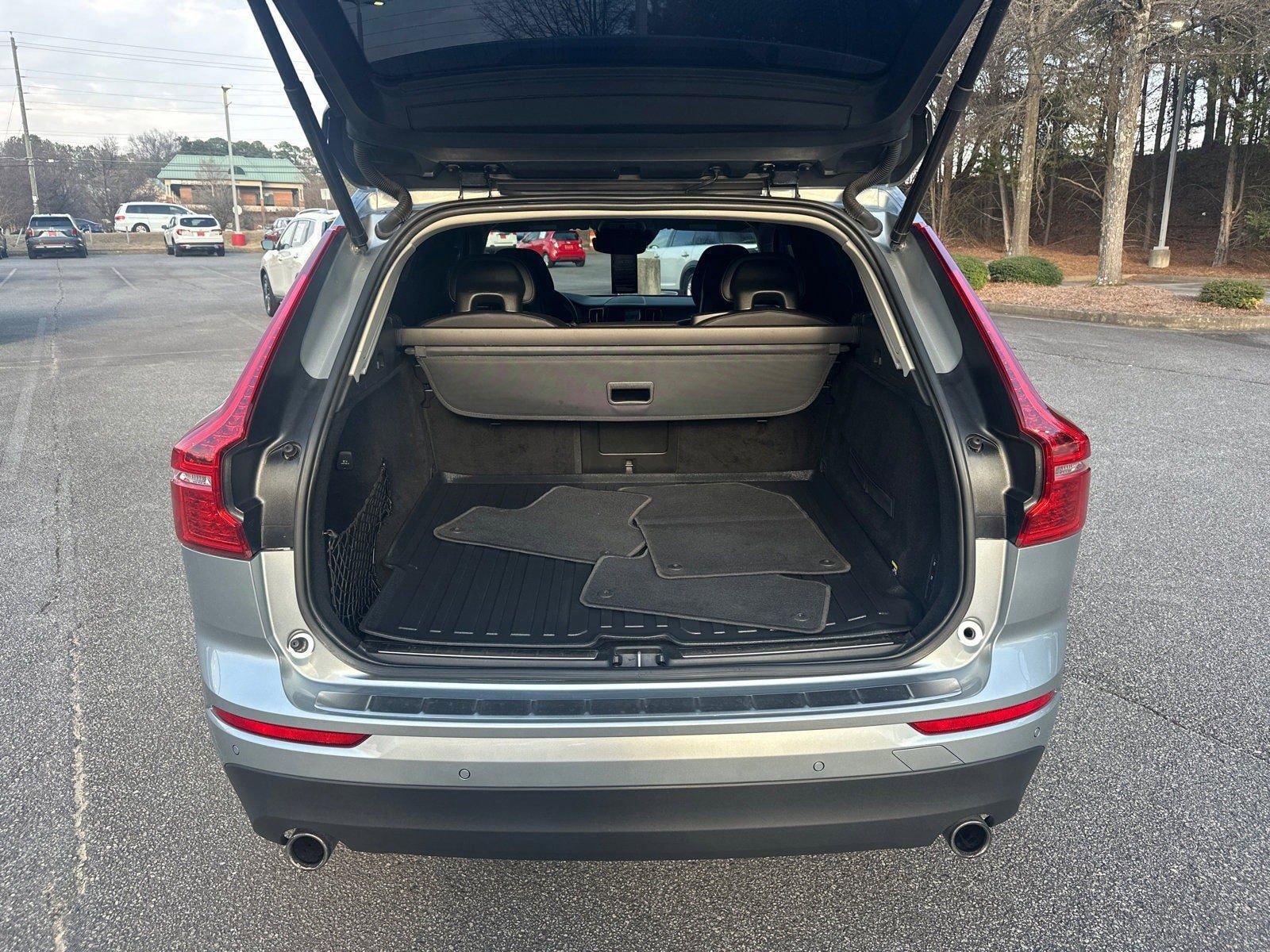 Used 2018 Volvo XC60 T5 Momentum w/ Convenience Package image 18
