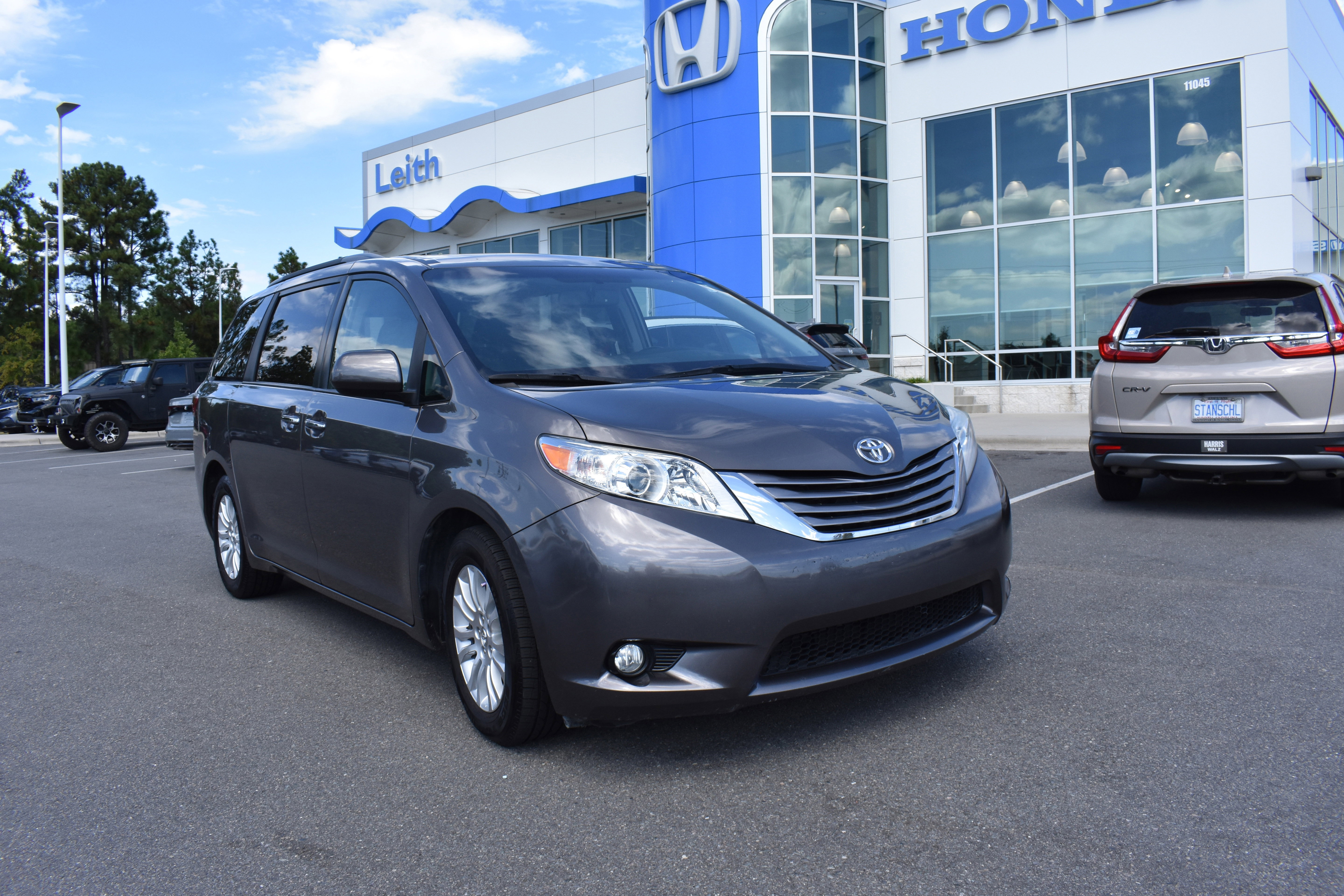 Used 2017 Toyota Sienna L image 1
