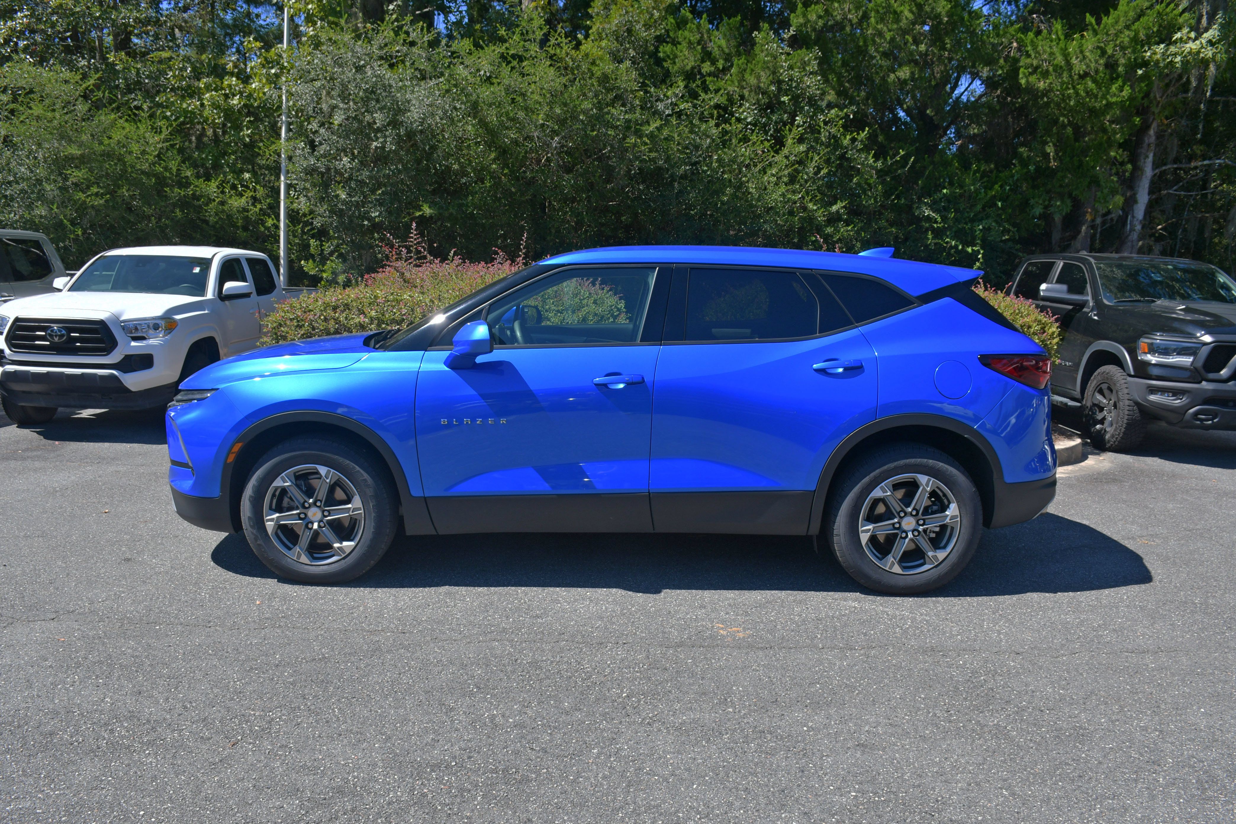 Used 2025 Chevrolet Blazer LT AWD/4WD image 2
