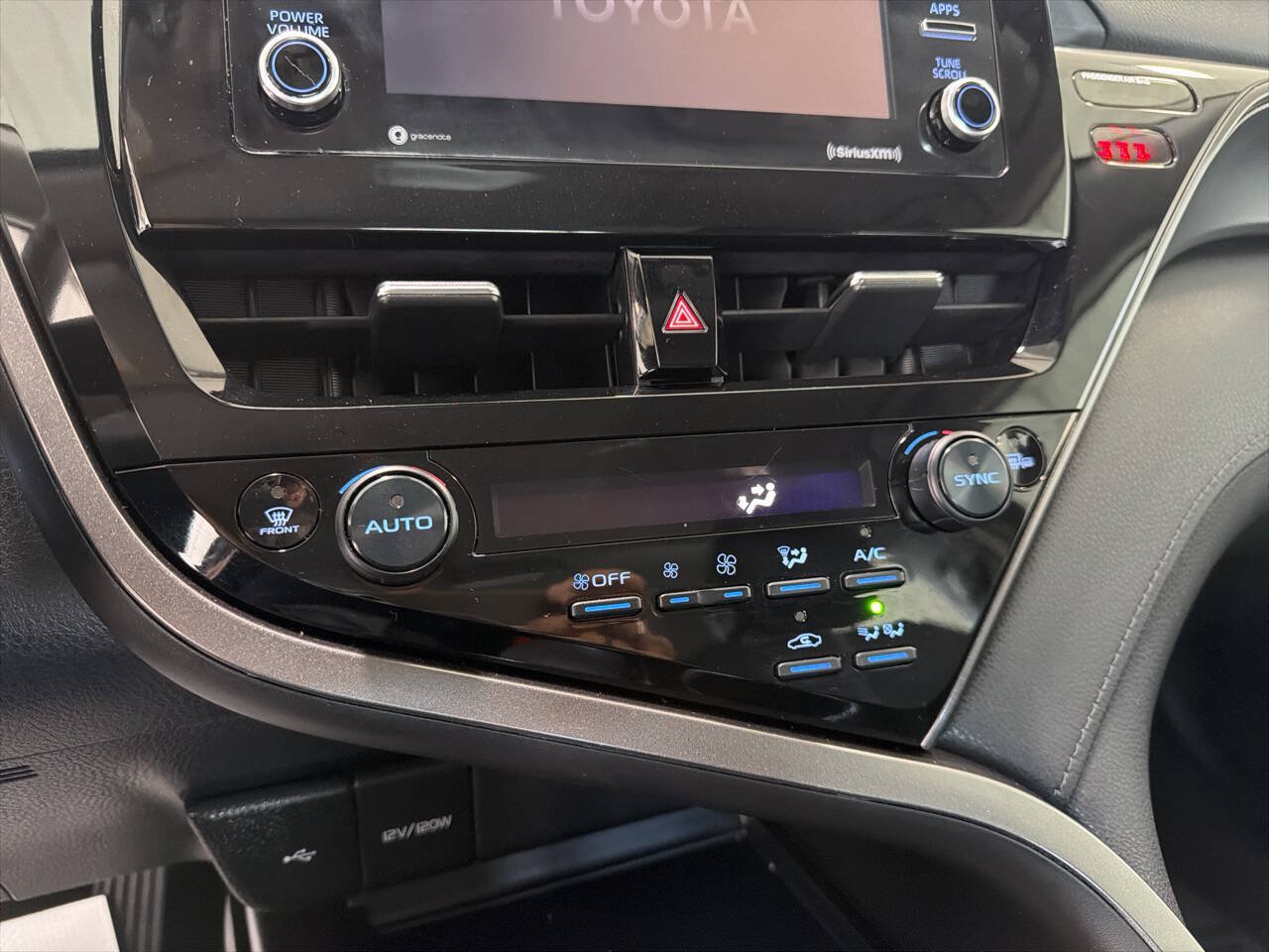 Used 2022 Toyota Camry LE FWD image 11
