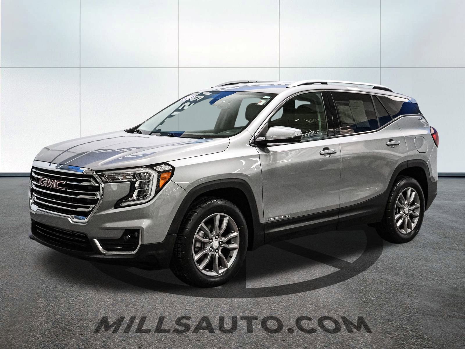 Used 2024 GMC Terrain SLT image 2