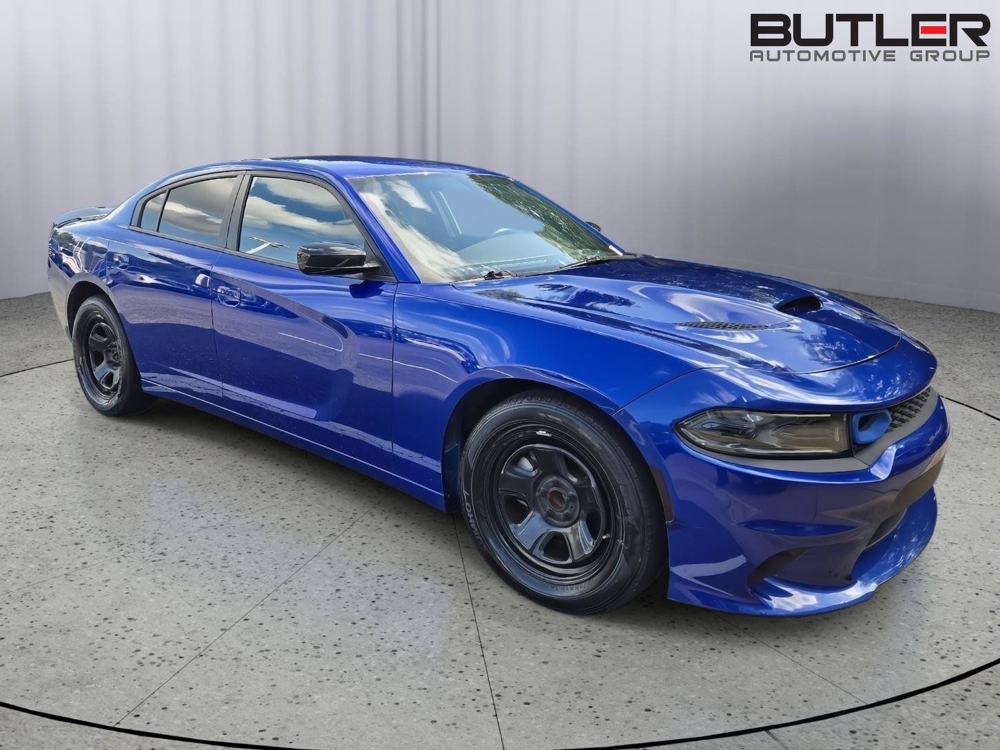 Used 2022 Dodge Charger SXT w/ Blacktop Package RWD image 2