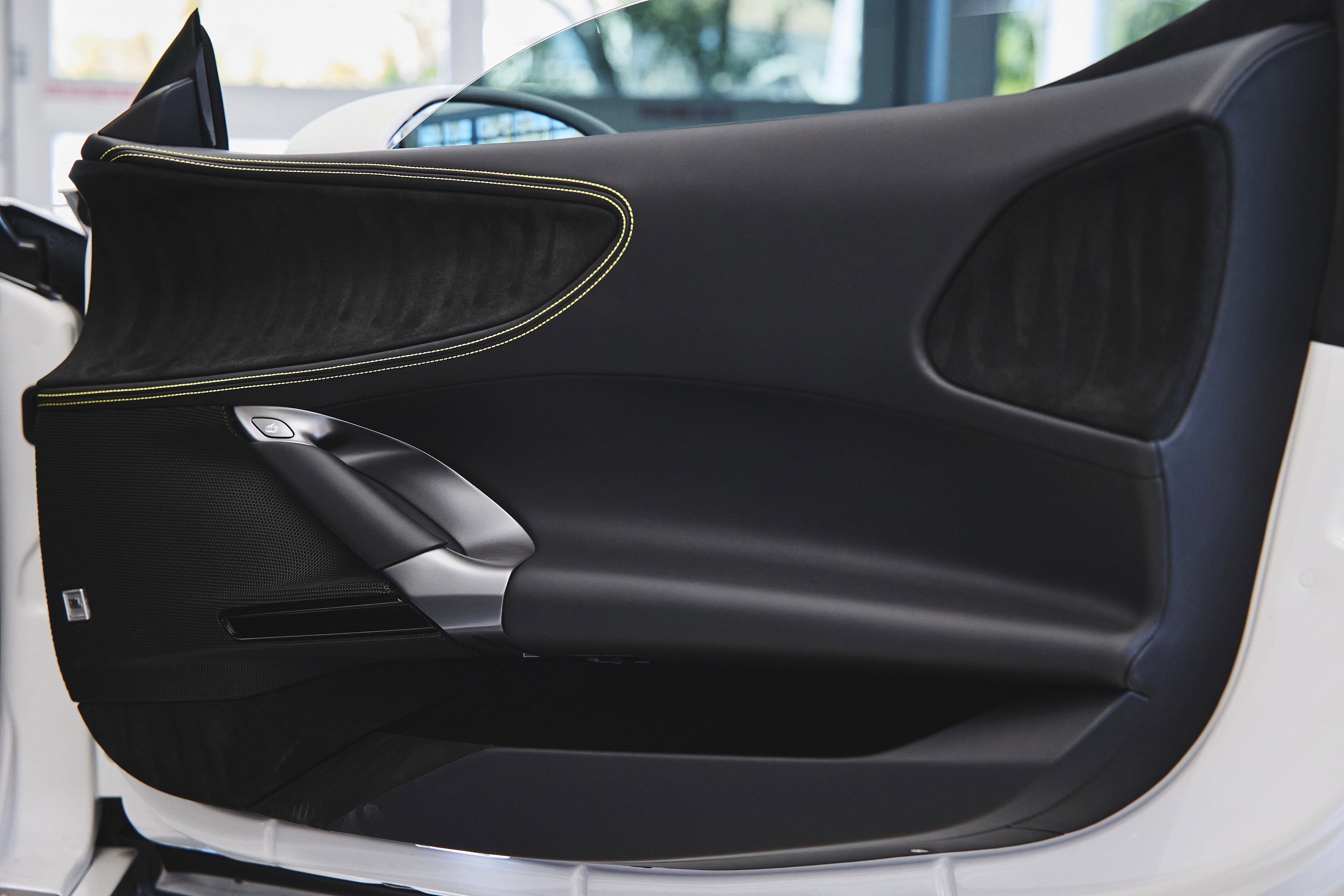 Used 2024 Ferrari SF90 Spider image 41