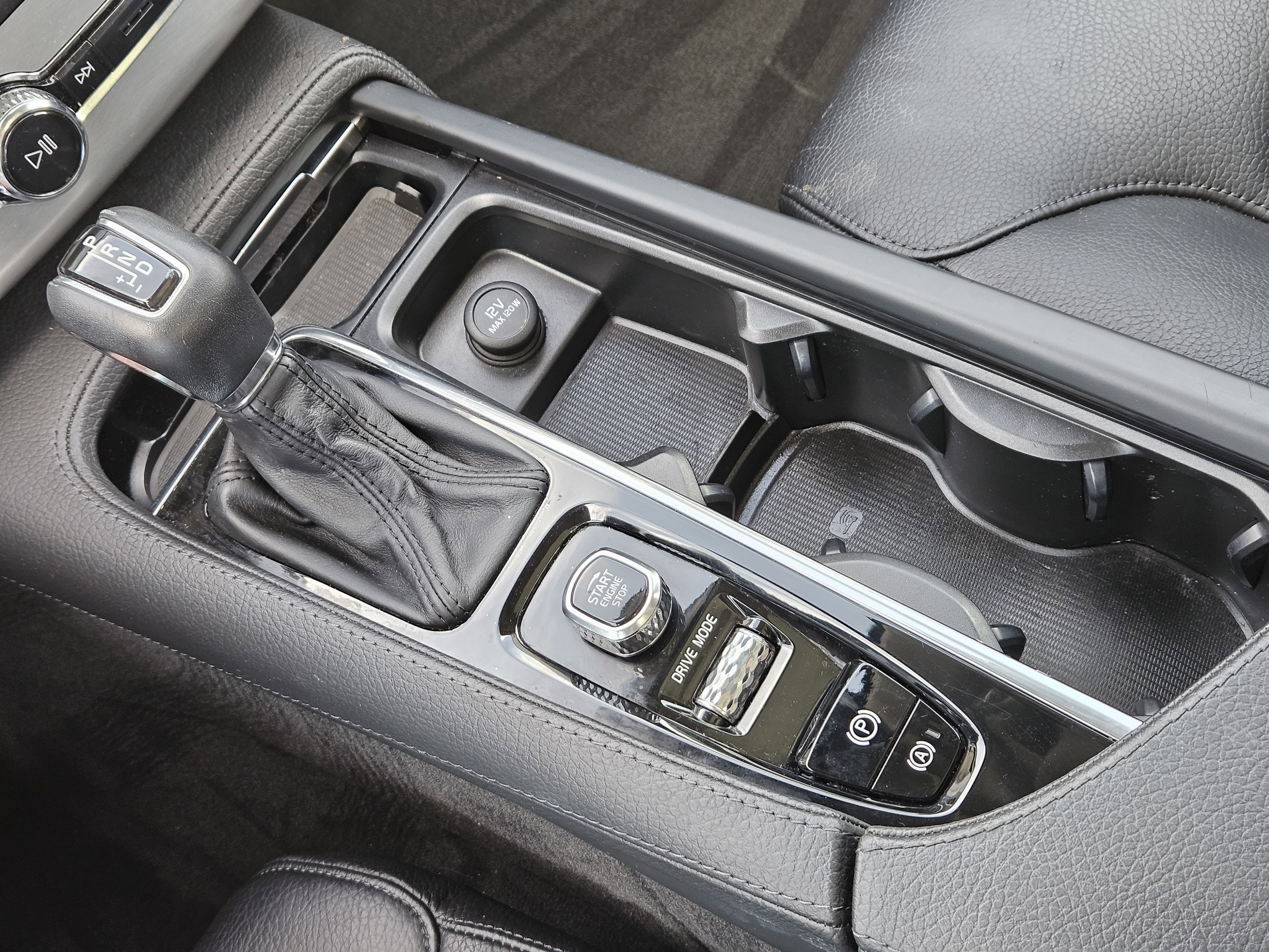 Used 2018 Volvo XC90 T6 Momentum w/ Convenience Package image 29