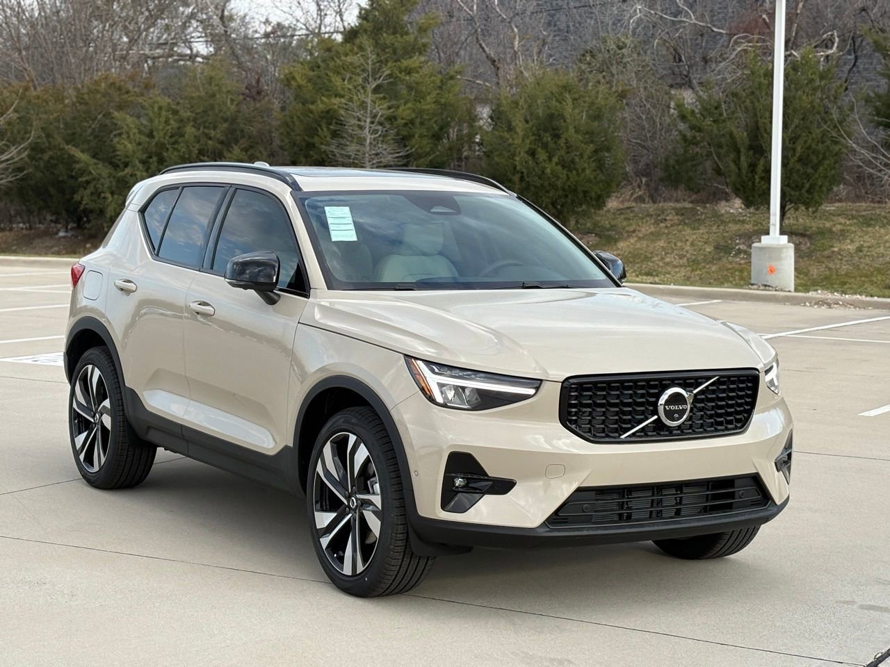 New 2026 Volvo XC40 B5 Plus w/ Protection Package Premier AWD/4WD image 4