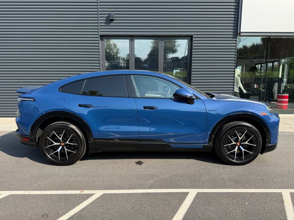 New 2026 Porsche Cayenne Electric Coupe AWD/4WD image 8