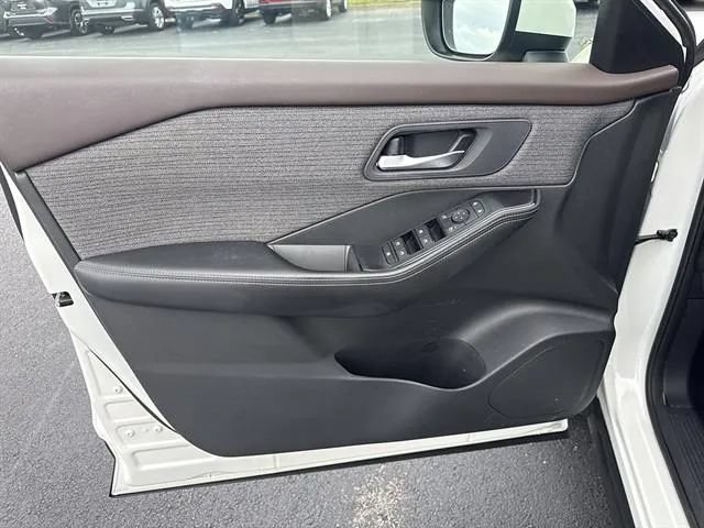 Used 2023 Nissan Rogue SV FWD image 8