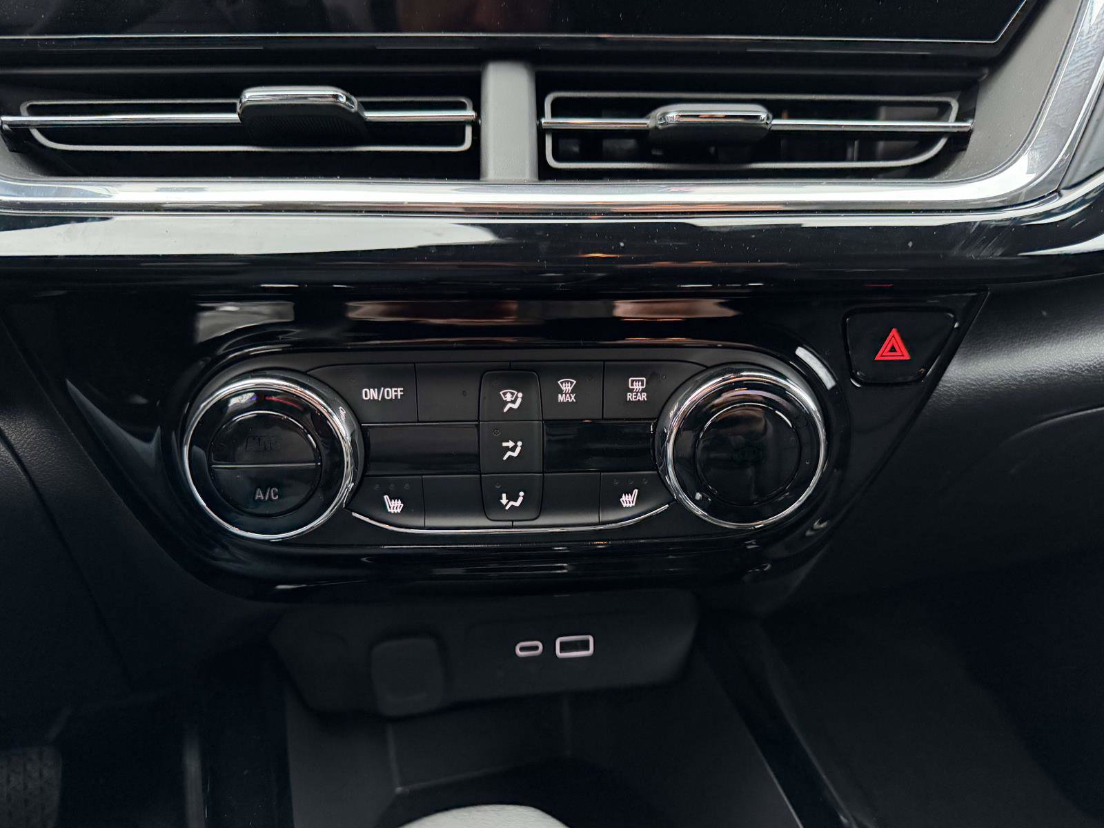 Certified 2025 Chevrolet Trax RS w/ Driver Confidence Package image 21