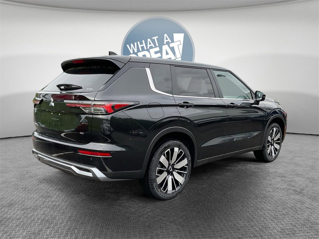 New 2025 Mitsubishi Outlander SE image 3