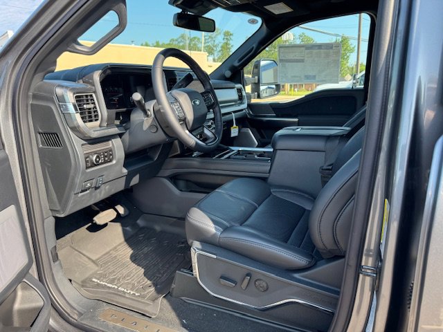 New 2025 Ford F250 4x4 Crew Cab Super Duty image 9