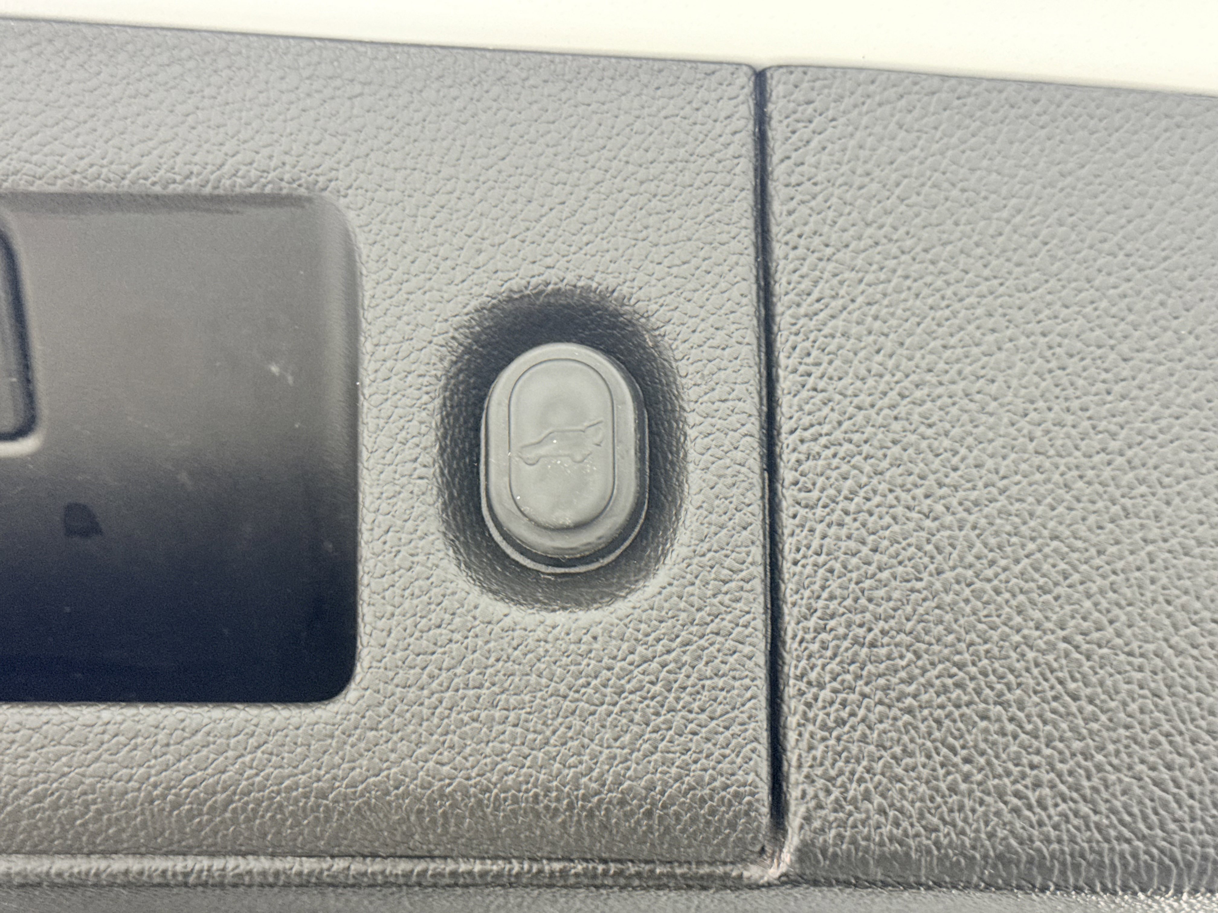 Used 2018 Chevrolet Suburban LT image 11