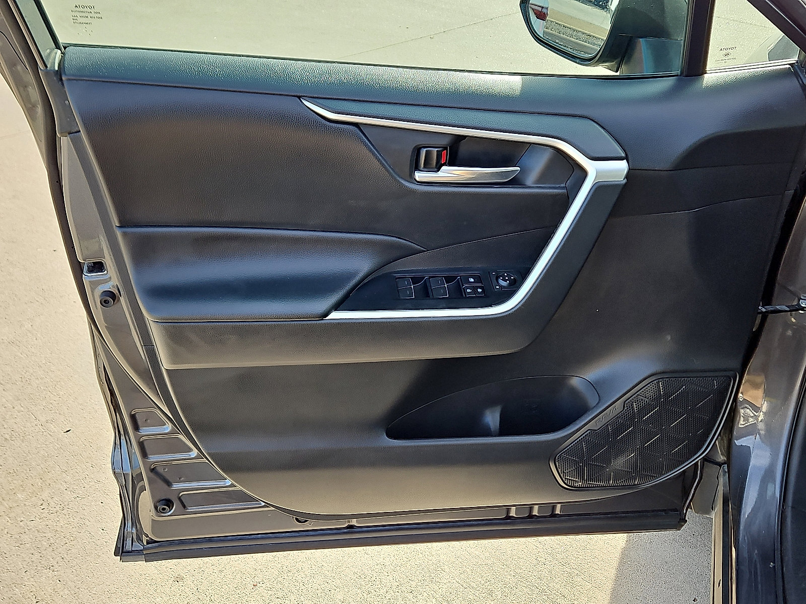 Used 2022 Toyota RAV4 XLE image 13