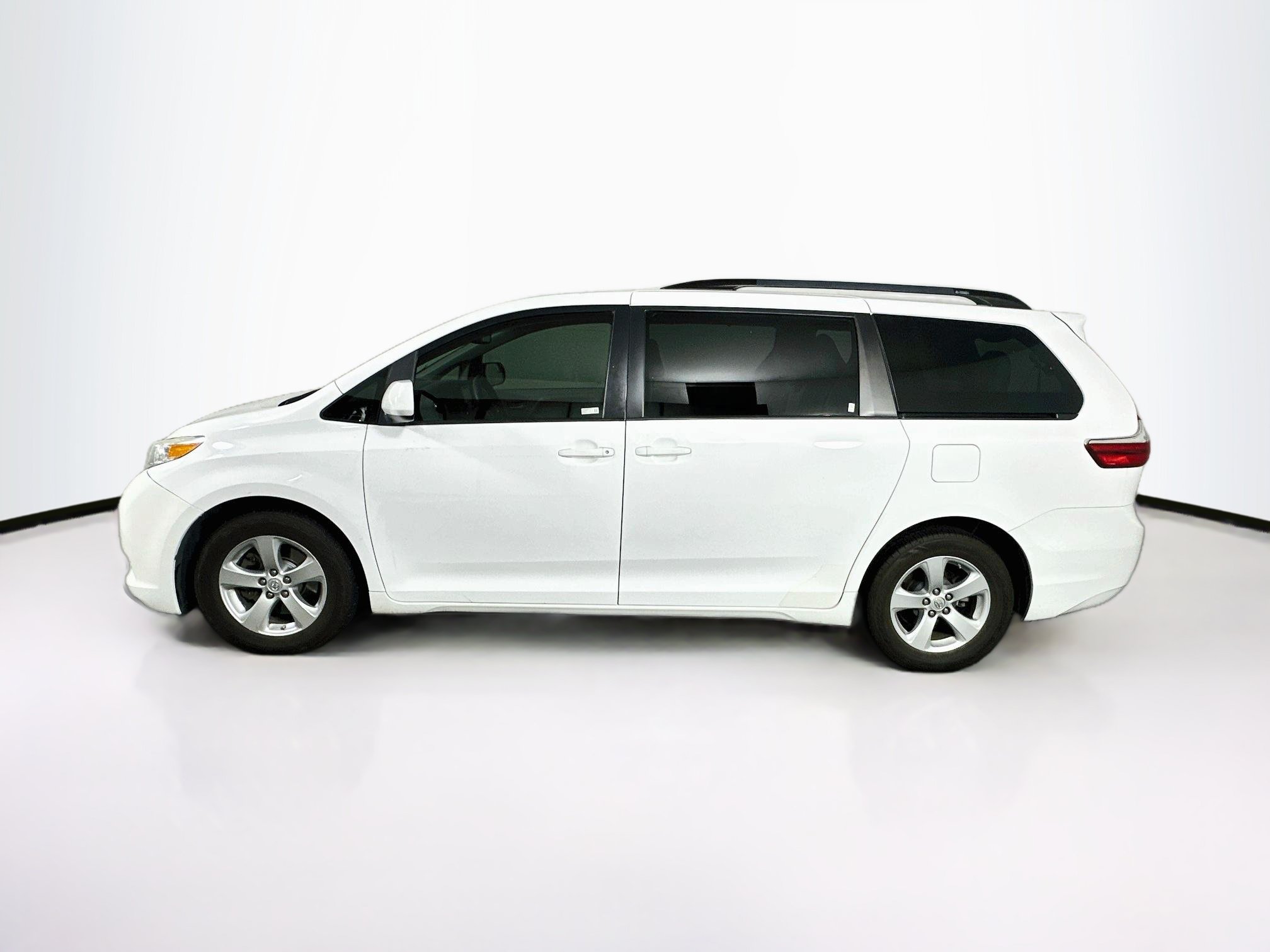Used 2017 Toyota Sienna LE FWD image 4