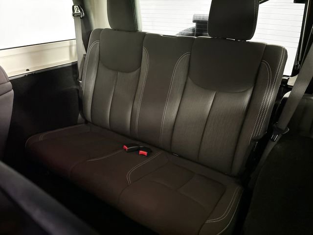 Used 2018 Jeep Wrangler Sahara w/ Connectivity Group AWD/4WD image 16
