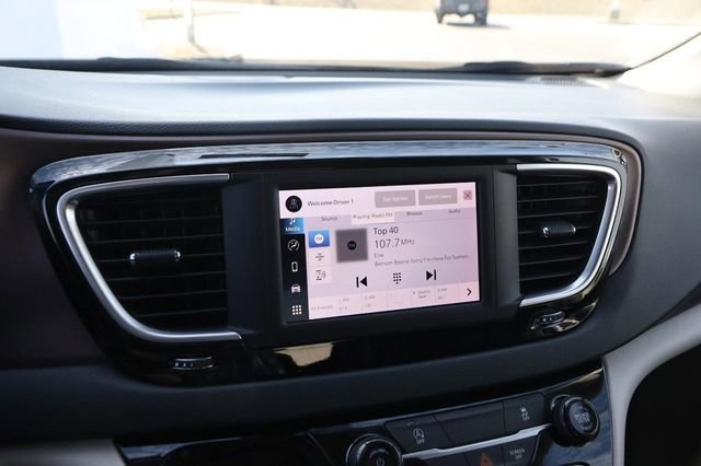 Used 2023 Chrysler Voyager LX image 17