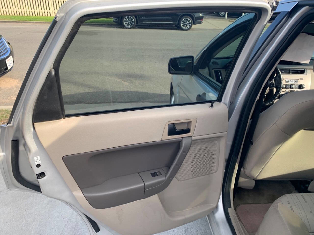 Used 2009 Ford Focus SE FWD image 16