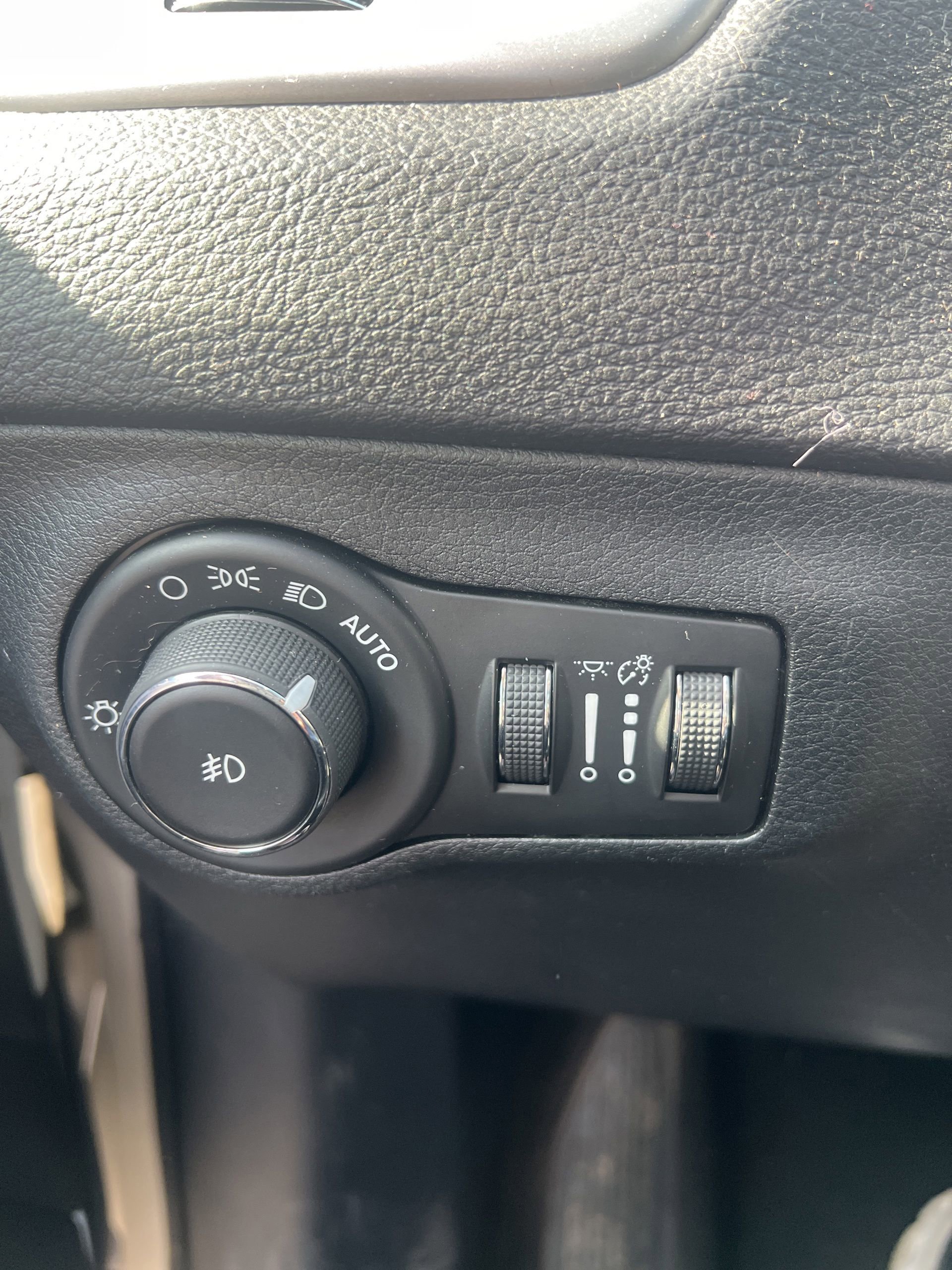 Used 2018 Jeep Compass Latitude AWD/4WD image 16