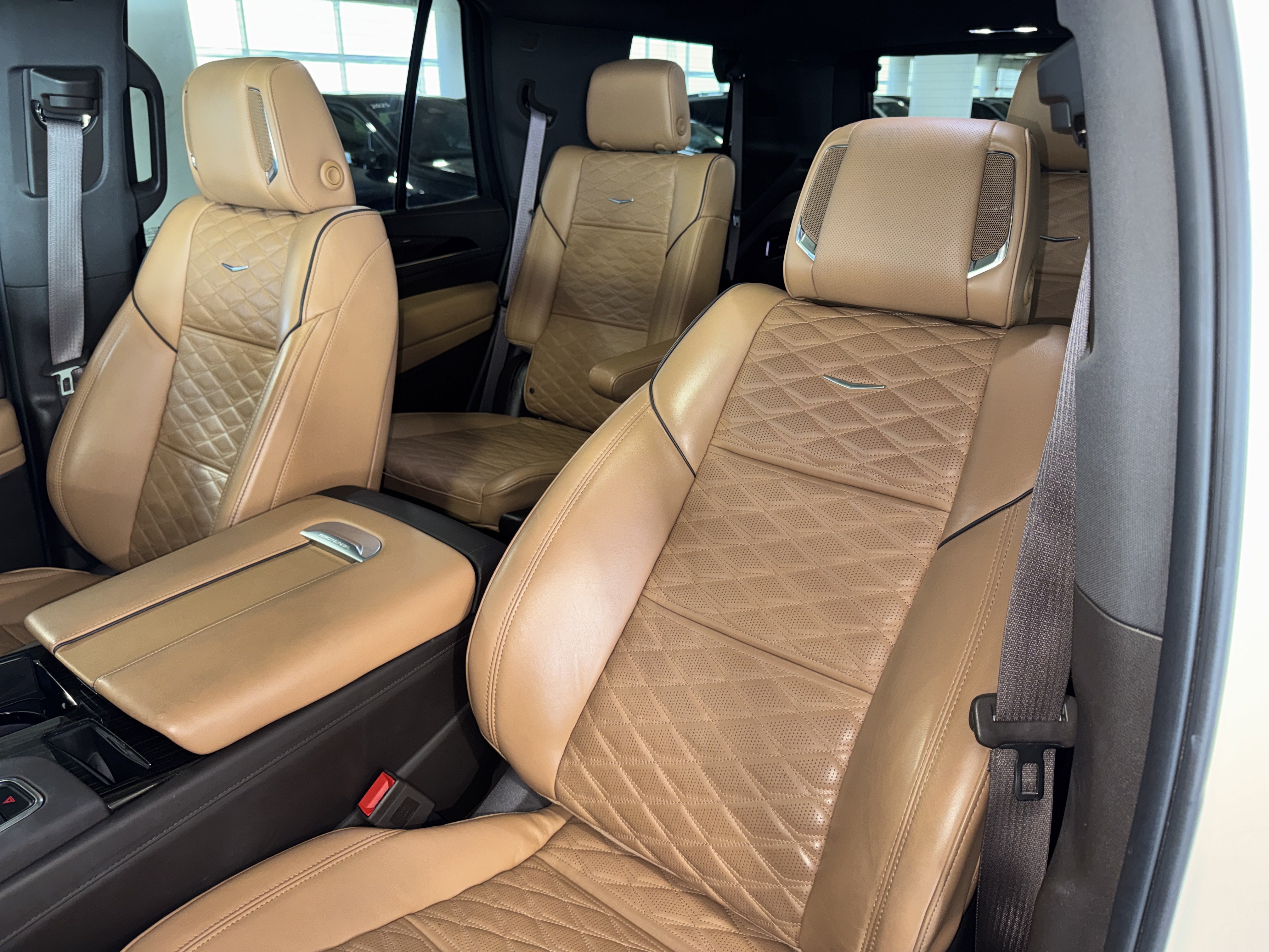 Used 2023 Cadillac Escalade Premium Luxury w/ LPO, Illumination Package AWD/4WD image 33